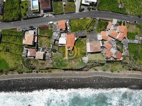 Scopri l'opportunità di vivere nella zona più desiderata del nord dell'isola di Madeira, nell'affascinante Fajã da Areia, a São Vicente. Questa villa offre uno stile di vita privilegiato, vicino al mare e a tutti i servizi essenziali. Posizione Premi...