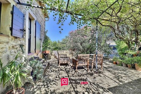 Proche UZES, maison de village restaurée avec jardin et piscine . Cette maison propose 3 chambres et deux chambres mansardées. La cuisine est ouverte et se prolonge aux portes du jardin . Le jardin, la terrasse et tous les extérieurs sont un atout ma...