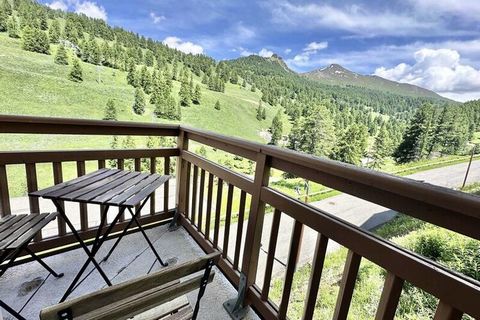 Située sur les hauteurs de Vars la résidence du Hameau des Rennes se compose de charmants chalets de 3 ou 4 niveaux, et bénéficie d'une piscine intérieure/extérieure chauffée. Ce hameau se situe au pied du télésièges de Fontbonne, grace à l'ascenseur...