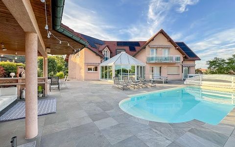 House with pool in La Vèze A bright refuge in the heights of La Vèze Overlooking the hills, this architect-designed house with generous volumes seems suspended between sky and nature, just a stone's throw from Besançon. Here, everything breathes tran...