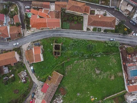 Terrain de 1 050 m² avec un potentiel de construction allant jusqu'à 735 m², situé le long de la Route Principale de São Marcos. Le terrain est presque entièrement clôturé. Le bien comprend une parcelle urbaine avec une structure de deux étages au ce...