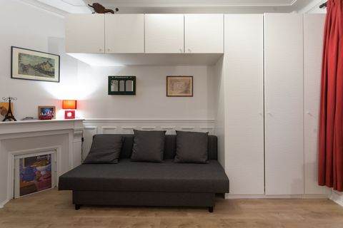 This studio flat is on the first floor of a typical building in the Bastille district. A small hall leads to the living area, flooded with natural light thanks to its two large windows. The classically decorated main room has a lovely fireplace, wood...