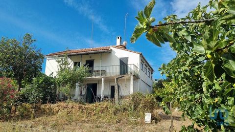 Quinta com 12.240 m2 de terreno fértil, com várias árvores de fruto, vinha, oliveiras, poço em pedra, tanque, Casa de habitação com 2 pisos e uma construção para arrumos. A Casa de habitação é composta de rés-do-chão e 1º andar, tendo no rés-do-chão ...