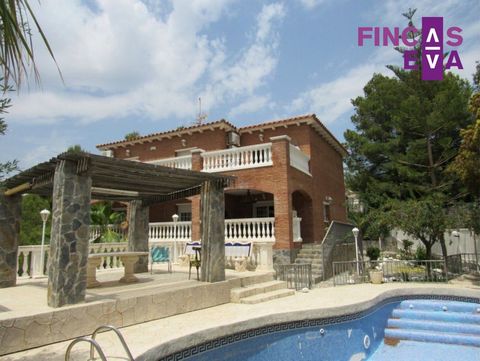 Villa AVEC PISCINE indépendante de trois étages située dans l’urbanisation de Mas Astor, sur la Costa Dorada, près de Roda de Barà. 10min. de la plage. . La maison a 450m2 divisé en deux étages, la superficie totale de la parcelle est de 940m2. Au re...