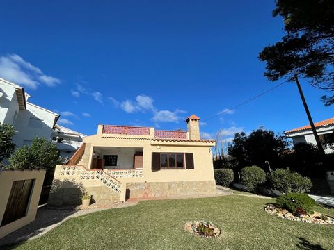 Oportunidad de comprar esta bonita Villa toda en una planta en primera línea del Mar Mediterraneo. Cerca del río San Miguel y del Parque Natural Prat De Cabanes, zona protegida de aves y a unos kilometros del Parque Natural Sierra De Irta con más de ...