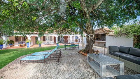 Deze villa in traditionele stijl met zwembad ligt in een prachtige en rustige omgeving, omgeven door de natuur, met een panoramisch uitzicht op de bergen en het platteland. Het enorme perceel beschikt over weelderige tuinen en veel fruitbomen, palmbo...