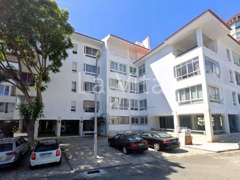 Apartamento de 2 habitaciones - Bairro do Rosário, Cascais. Apartamento reformado, ubicado en una de las zonas más privilegiadas de Cascais, con todo tipo de servicios y comercio a la vuelta de la esquina, para quienes buscan vivir con estilo, calida...