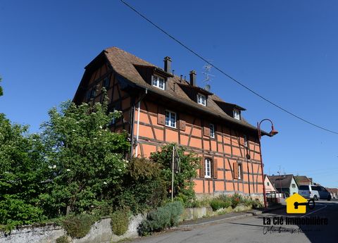 In einem charmanten elsässischen Dorf, in der Nähe der Autobahnen und der schweizerischen und deutschen Grenze, finden Sie dieses prächtige elsässische Haus aus dem Anfang 1803 auf einem Grundstück von 6 Ar 91. Das elsässische Haus in sehr gutem Zust...