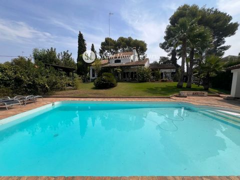 Detached Villa for sale and rent in Paterna, with 345 m2, 5 rooms and 4 bathrooms, Swimming pool, Garage, Storage room, Furnished and Air conditioning. Features: - SwimmingPool - Garage - Air Conditioning