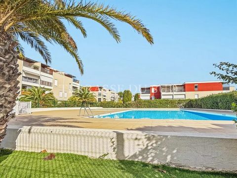 Residentie Le Jardin des Argonautes - Bandol Appartement T3/4 van 65,50 m2 LC met terras van 11 m2 en een eigen parkeerplaats, in een zeer rustige omgeving. Dit prachtige appartement is gelegen in een zeer mooie residentie, bijzonder goed onderhouden...