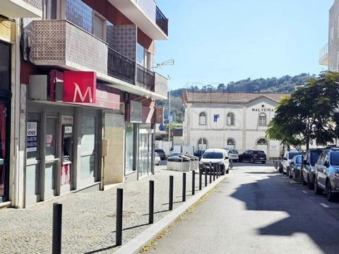 Magasin fonctionnel de plus de 230m2 dans le centre de Malveira, Mafra. Le magasin commercial, qui servait autrefois de succursale bancaire, a une forme rectangulaire avec des dimensions approximatives de 37 x 6,7 mètres. Excellentes hauteurs sous pl...