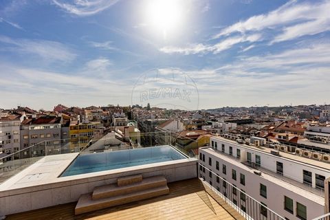 Penthouse T4 Duplex com 4 suites e terraço com piscina privativa. Inserido no Empreendimento Ducado 39, que representa uma fusão harmoniosa entre tradição e modernidade, este imóvel destingue-se como uma obra arquitetónica que honra a herança de Lisb...