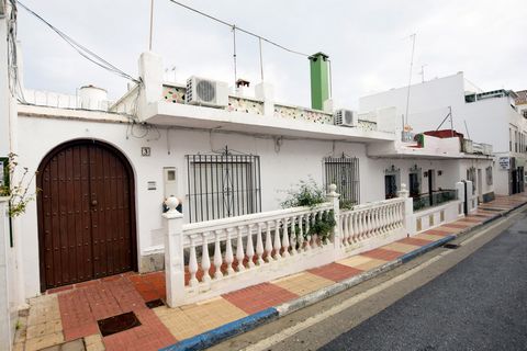 Located in San Pedro de Alcántara. This townhouse in San Pedro de Alcántara, Costa del Sol, offers great potential for those seeking a property project. With 3 bedrooms, 2 bathrooms, a built area of 108 m², a terrace of 40 m², and a garden/plot of 15...