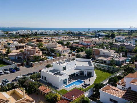 Immersa nella bellissima città di Lagos, a pochi metri dalla famosa Ponta da Piedade, questa splendida villa offre la perfetta combinazione di lusso e tranquillità. Con 4 ampie camere da letto e 5 bagni distribuiti su una generosa superficie di 260 m...