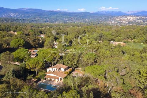 This 150m² Provençal house located in Fayence offers an idyllic living environment, nestled on a 4100m² plot of land, surrounded by greenery and enjoying absolute tranquility. Combining charm and character, the villa stands out with its rustic archit...