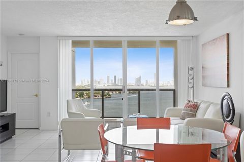 ¡Rara vez disponible exclusivo Sunset Harbour! Vive en el vecindario más moderno y deseable de South Beach con vistas despejadas al océano y al horizonte de South Beach. ¡Esta unidad de 2 habitaciones, 2 baños completos con una cocina abierta, un gra...