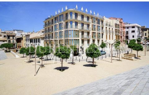 We presenteren een exclusief huis te koop in de historische wijk La Calatrava, een van de oudste en meest prestigieuze in Palma. Deze enclave, met zijn middeleeuwse lay-out en charmante straatjes, herbergt gebouwen met een rijke mix van gotische en r...