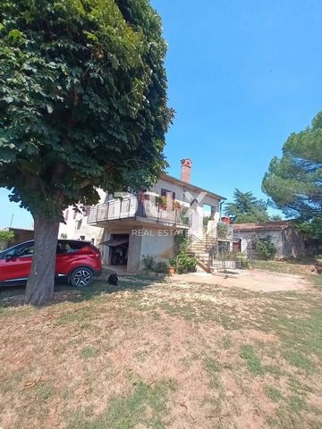 Location: Istarska županija, Sveti Lovreč, Sveti Lovreč. ISTRIA, LOVREČ - Casa in pietra con giardino Sveti Lovreč si trova su una collina con una splendida vista su dolci campi, vigneti, uliveti e il mare in lontananza. Sveti Lovreč si trova in mezz...