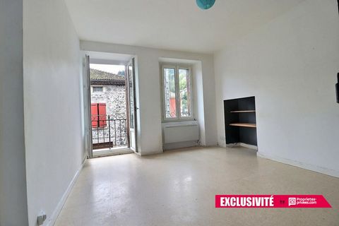 Sur la commune de Pont-de-Labeaume, à vendre deux appartements. Lot 1 , appartement compose d'une cuisine, une pièce de vie, d'une salle d'eau, deux chambres, un toilette et d'un garage situé au réé de chaussé. Lot 2, un appartement composé d'une cui...