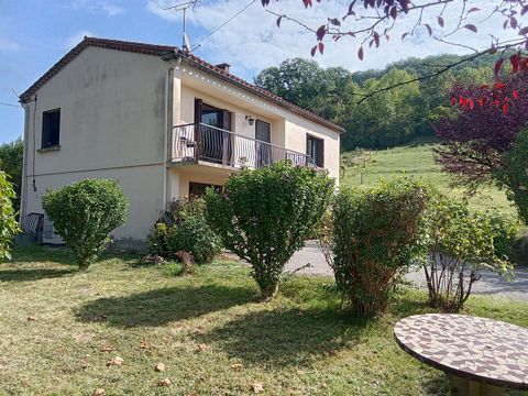 À 10 minutes du lac de Montbel, dans un village très prisé et chargé d'histoire, avec son château, ses animations et ses commerces, venez découvrir cette maison individuelle exposée plein Sud avec balcon et belle vue dégagée sur les collines environn...