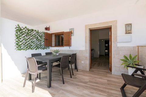 The exterior of the villa is ideal to enjoy the southern climate with your friends or family. There you will find a private chlorine swimming pool of 6 x 3 metres and a depth of between 1.20m and 1.70m. You can relax sunbathing on the sun loungers, p...