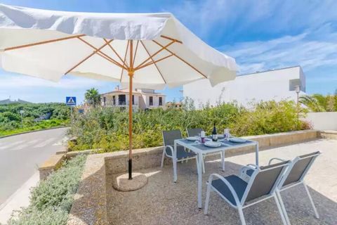 Crea recuerdos inolvidables en esta encantadora casa, rodeada de hermosas terrazas. La terraza principal chill-out ofrece impresionantes vistas donde puedes relajarte con un libro, tomar el sol en tumbonas o disfrutar de impresionantes puestas de sol...