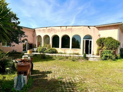 A vendre à Villenave-d'Ornon, Gironde : Propriété exceptionnelle proche de Bordeaux Découvrez cette opportunité rare ! Nichée sur un terrain spacieux de 1941 m², cette propriété comprend une salle de danse de 440 m², facilement transformable en habit...