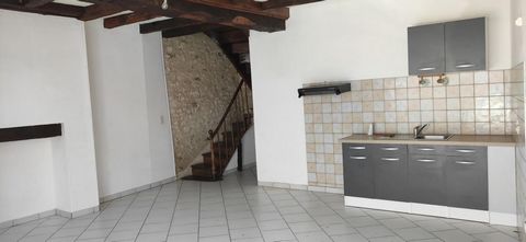 24350 TOCANE SAINT APRE, je vous propose cette maison de ville d'une superficie d'environ 92 m2 pour un investissement locatif, à proximité de tous commerces. Locataire déjà en place. Celle -ci se compose: - RDC: salon-séjour avec baie vitrée et espa...