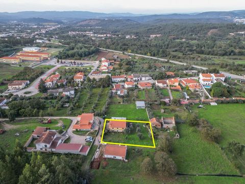 Découvrez le potentiel de votre nouvelle maison à Lousã Nous vous présentons cette charmante maison à rénover, répartie sur trois étages, située dans un quartier privilégié de Lousã. Avec un généreux terrain de plus de 1000 m², cette propriété offre ...