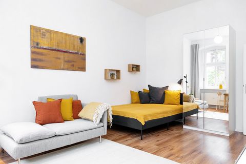 This stylish studio apartment in a classic Altbau building is located in the vibrant Neukölln neighborhood, known for its diverse restaurants, trendy coffee shops, and lively atmosphere. Just a short walk from beautiful parks and well-connected publi...