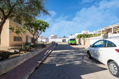 Enjoy a relaxing holiday in Casita Nicoline, a charming terraced house for two, situated on a quiet south-facing hillside on a cul-de-sac. This cosy house has a spacious living/dining room, an open kitchen, bedroom and a bathroom with bath/shower, to...