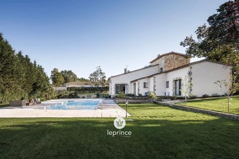 Nizza Valbonne / Cubertes: Nel cuore di un ambiente verdeggiante, a pochi minuti dal centro di Valbonne, questa villa in stile provenzale di 182 m² offre uno stile di vita che combina fascino e comfort. La sua posizione privilegiata, con una vista mo...