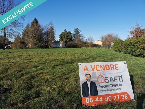 Jérome Thirion Safti vous présente: Sur la commune de Saint savin, au calme sur jolie parcelle d'environ 1200 m². Terrain constructible, libre constructeur. A prévoir raccordements et assainissement individuel. Les informations sur les risques auxque...