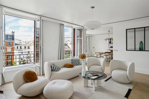 Dans une copropriété de grand standing, à proximité de la place de la Croix Rouge, ce bel appartement de 158,40m² loi Carrez, situé au 5ème étage doté d'un ascenseur, seul sur le palier et entièrement rénové, propose une belle double réception, une g...