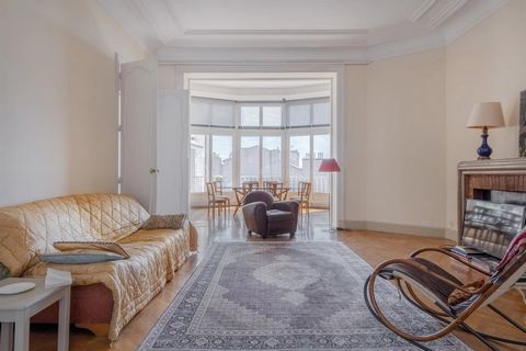 MARSEILLE 08 - CARRÉ D'OR - FLAT FOR SALE - 256 M² - 7 ROOMS - CELLAR Just a stone's throw from Place Delibes, on the fourth floor with lift of a magnificent Haussmann-style building, Come and discover this family apartment ideal for entertaining, in...