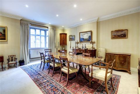 Une merveilleuse occasion d’améliorer cet appartement spacieux au deuxième étage au cœur de St James’s. Aménagé sur 194 m² (2 089 pieds carrés), l’appartement dispose d’une impressionnante double réception et de trois chambres doubles, dont l’une est...