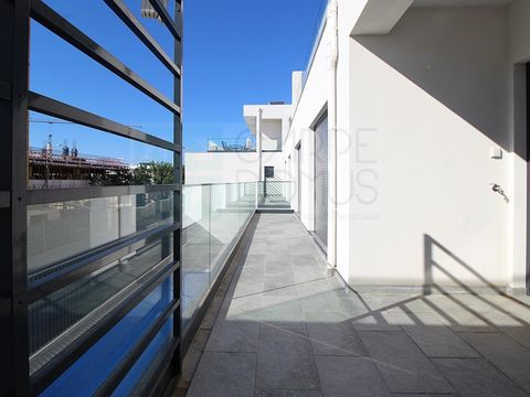 Descubra este moderno apartamento de 3 dormitorios en el primer piso de un condominio de lujo en Cabanas de Tavira, disponible por 415.000 €. Terminada en septiembre de 2024, esta propiedad se encuentra a solo 150 metros del muelle con acceso a la fa...