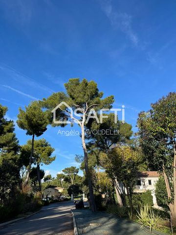 Situé dans la charmante ville de Carqueiranne (83320), cet appartement bénéficie d'un cadre calme et verdoyant à proximité des plages, des écoles et du collège. Parfait pour les amoureux de la nature et de la tranquillité, ce bien offre un accès faci...