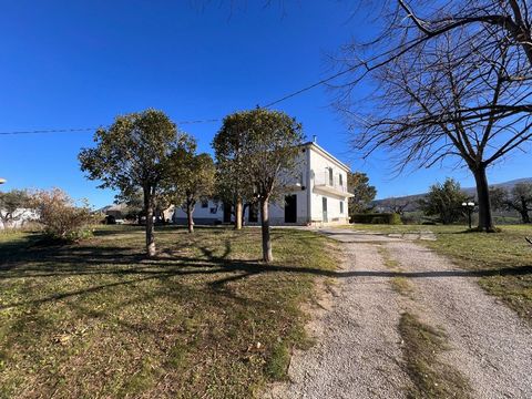 Halfvrijstaande boerderij met grond te koop in Scafa, Collemampioppo. Het voorgestelde pand - van ongeveer 210 vierkante meter - is een unieke vastgoedoplossing, ondergedompeld in de rust van het platteland van Abruzzo, op slechts 30 minuten rijden v...