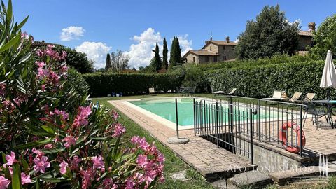 Charming residence in renovated stone farmhouse with condo pool, parc, private garden and panoramic loggia, for sale near Cortona. Nestled in the stunning Tuscan countryside, just a short distance from Cortona, this elegant first-floor apartment offe...