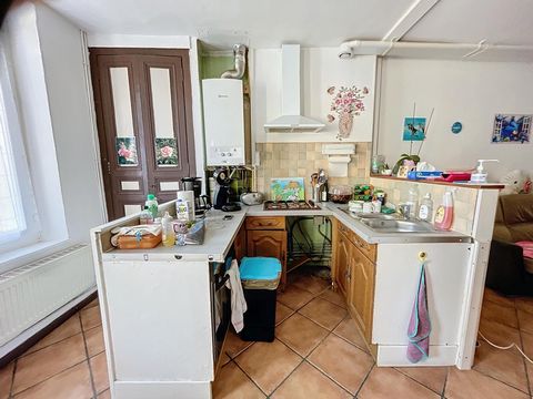 Maison a vendre avec locataire. Située dans la charmante ville de Villeneuve-la-Guyard (89340), cette maison de village de 95 m² sur une parcelle de 100 m², offre un cadre de vie paisible et convivial. Proche des commerces locaux et des écoles, elle ...