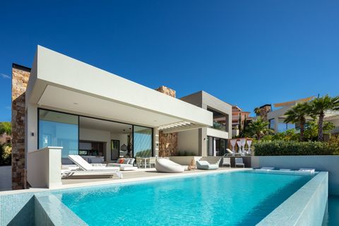 Découvrez cette magnifique villa de luxe située à Marbella, Malaga. Avec ses 5 chambres et 4 salles de bains, cette propriété offre un espace de vie spacieux et confortable. La villa a une superficie construite de 592m², avec un intérieur de la même ...