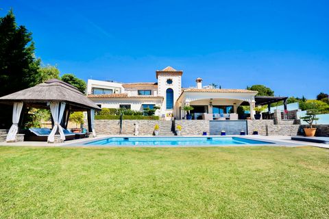 Cette magnifique villa de luxe est située dans le quartier exclusif de Los Altos de los Monteros à Marbella, offrant une vue imprenable sur la mer. Avec ses 4 chambres et 6 salles de bains, cette villa spacieuse offre un espace de vie luxueux et conf...