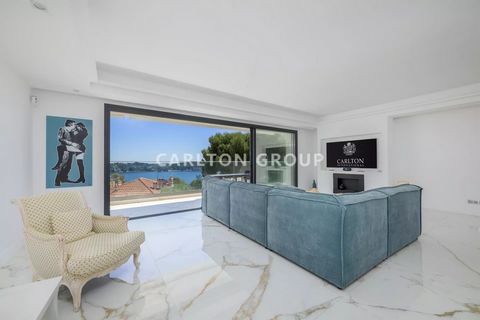 Located in a sought-after neighborhood of Villefranche-sur-Mer, within close proximity to the town center, this contemporary 300 sqm villa spans harmoniously over two levels. Offering breathtaking views of Villefranche Bay and the iconic Cap-Ferrat, ...