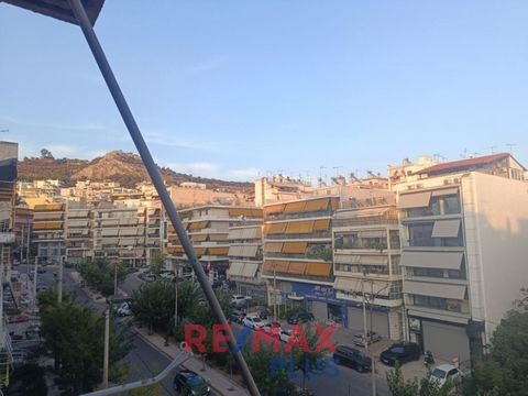 In sehr privilegierter Lage in der Gegend von Kypseli, in der Nähe der Plätze, steht eine Eckwohnung von 100 m² im 3. Stock mit offenem Horizont zum Verkauf. Es ist luftig mit einem großen Fassadenballon und einem 2. Ballon auf der Rückseite. Es best...