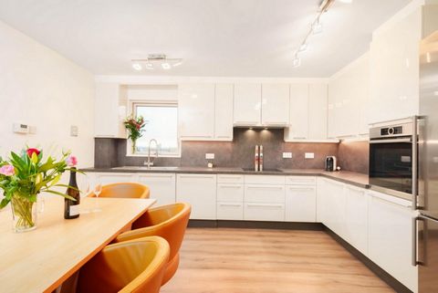 Fine & Country Birmingham are proud to present our latest listing within the stunning Royal Arch development in the famous Mailbox Birmingham. This is a wonderful 2 bedroom apartment, with 2.5 bathrooms, a large dining kitchen, extremely spacious liv...