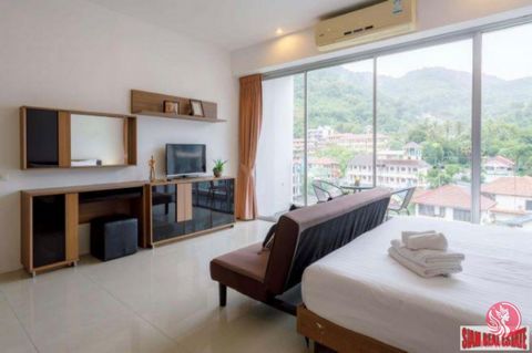 Chic Condo Proprietà di proprietà straniera disponibile per 150,000 THB per unità. Monolocali disponibili con bella Karon Town e vista sulle montagne verdi. Ogni unità ha una zona giorno aperta con letto, divano, TV, tavolo da pranzo per due e angolo...