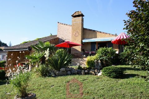 Jolie maison contemporaine, idéalement située, comprenant : une entrée sur séjour avec cheminée et accès sur deux terrasses, une cuisine équipée avec accès terrasse, deux chambres, une salle de bains, un WC séparé. Possibilité d'aménager une troisièm...