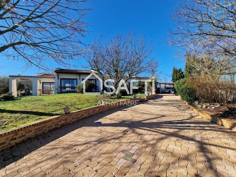 Située à Castelmaurou, cette maison de 220 m² offre un cadre de vie privilégié. Imprégnée d'une atmosphère charmante et paisible, cette ville jouit d'une proximité appréciable avec les commodités essentielles telles que les commerces, les écoles et l...