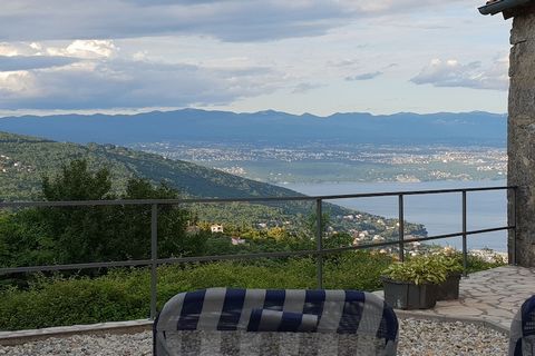 Liebevoll renoviertes Natursteinhaus aus dem 19. Jahrhundert mit traumhaften Blick über Lovran und das Meer, in dem kleinen Örtchen Dobrec. Das Haus liegt oberhalb der Stadt Lovran, am Hang des Berges Ucka, ideal für alle Ruhe- und Erholungssuchenden...